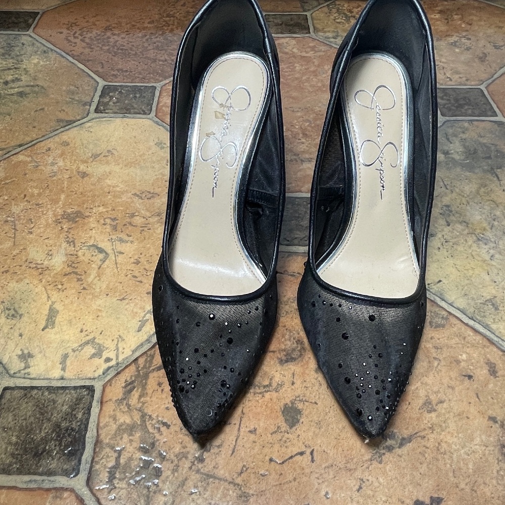 Black pumps